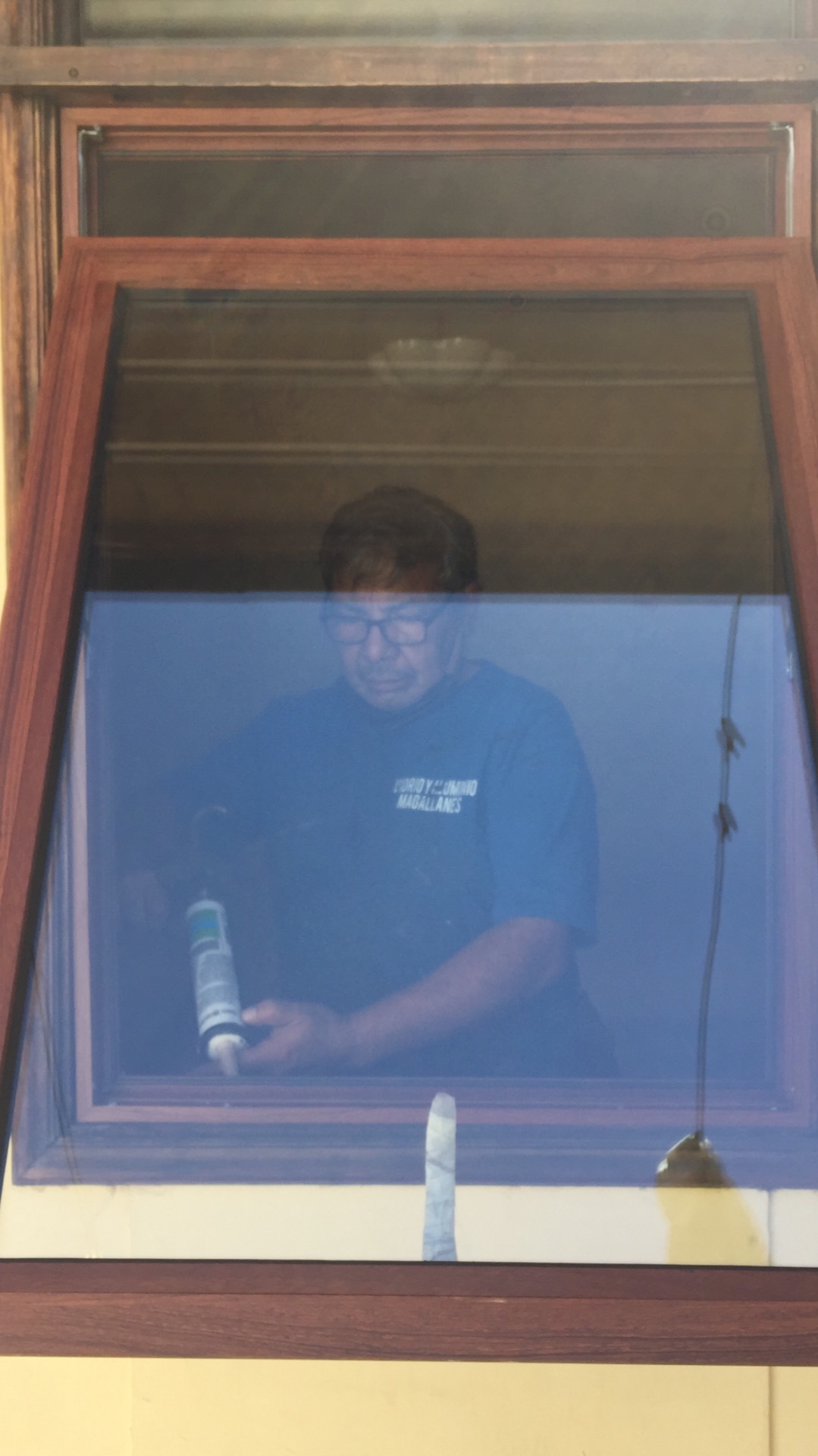 Ventana termo panel proyectante línea al 42 color foliado instalada