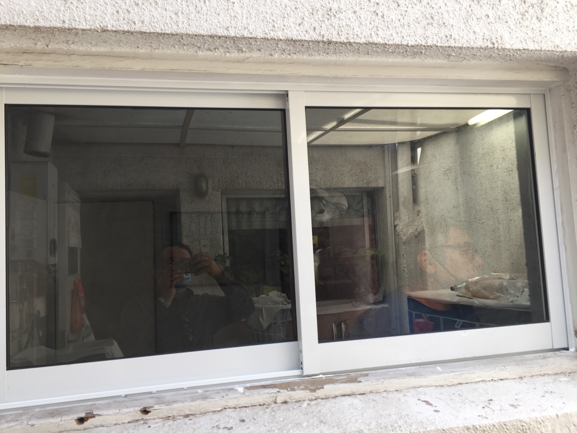 Ventana de corredera línea al 25 color blanco instalada.